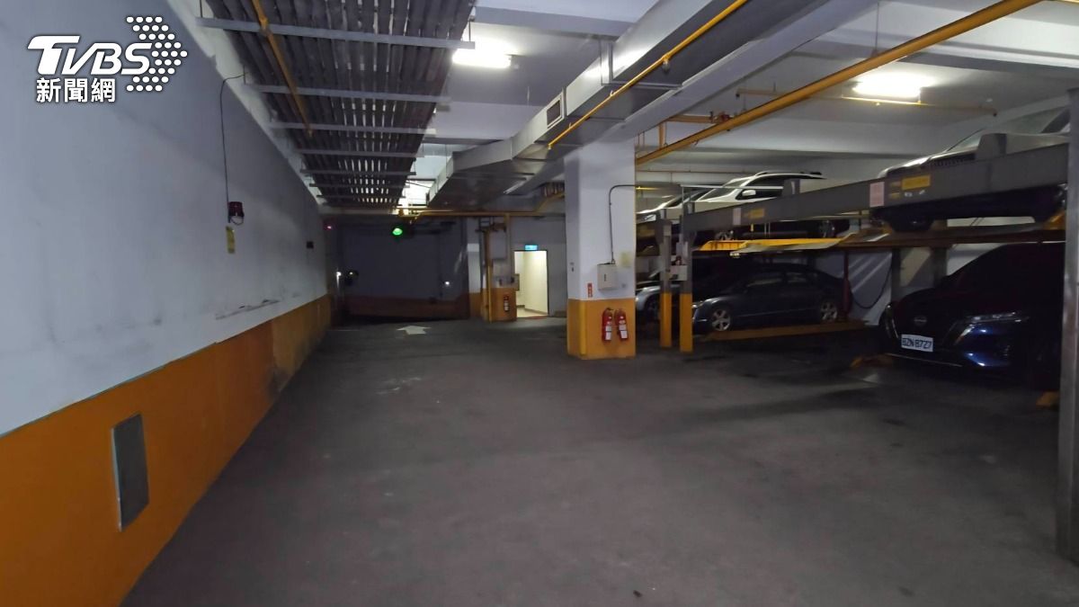一般建物之防空避難設施,多與地下停車場相結合。然而空間與通風等設施多半未在起造時就納入完善避難規劃。(圖/TVBS)