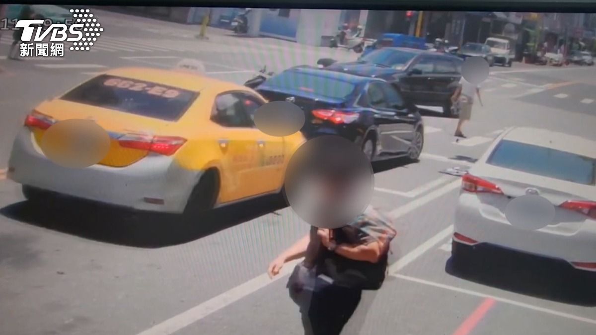 然對向一台休旅車急速左轉，導致騎士連人帶車慘摔在地。(圖／TVBS)