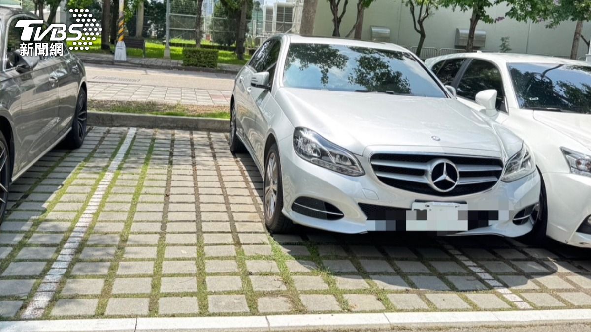 王姓民眾將愛車停進剩下的車格內。（圖／TVBS）