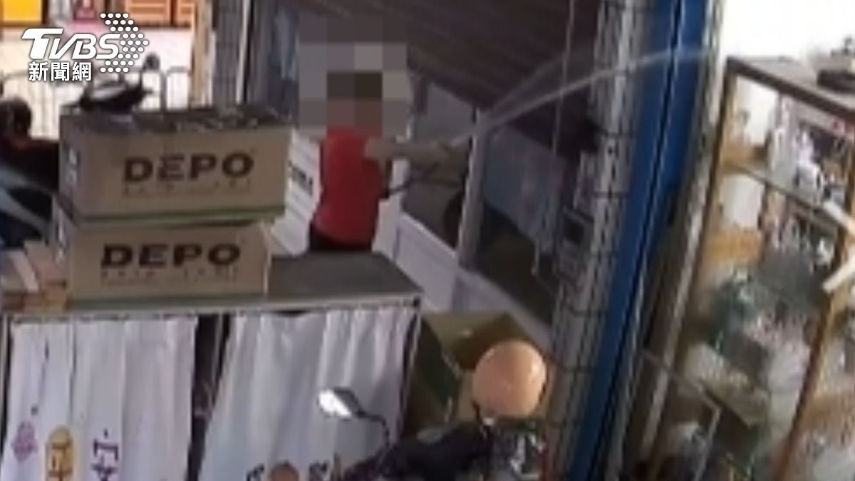 美髮店控訴寵物店不只點香薰人，還拿水管攻擊，打壞監視器。（圖／TVBS）