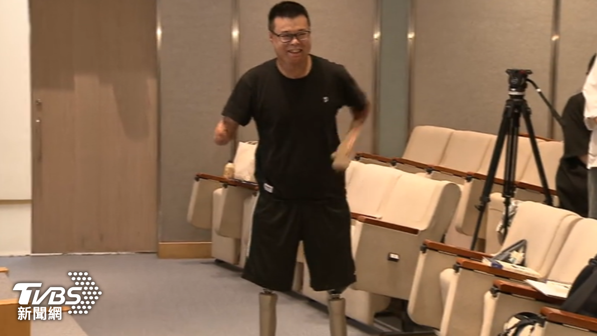 八仙塵爆傷者黃博煒,截肢後已可自理生活。(圖/TVBS)