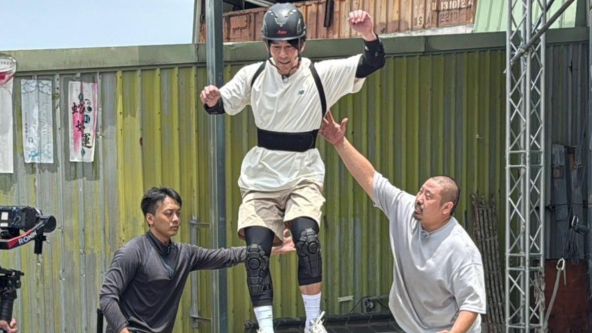 修杰楷挑戰吊鋼絲下秒腿軟!苦嘆「錢好難賺」 驚險場面曝光