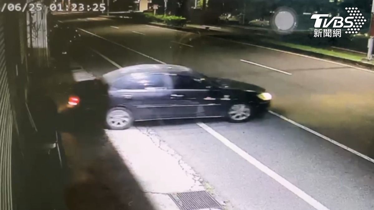 男子駕車衝撞畫面曝光。(圖/TVBS)