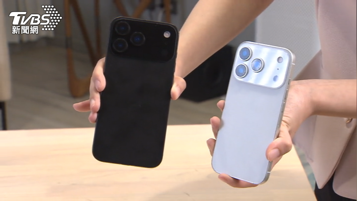 iPhone17 pro 及 pro max模型機外觀,相機模組變大。(圖片來源/TVBS)