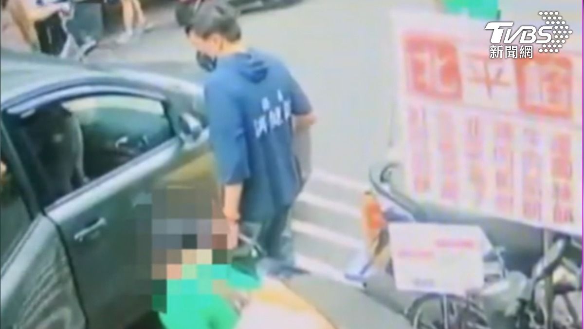 民進黨議員洪健益與助理,21日掃市場時,助理遭轎車前輪壓傷左腳。(圖/洪健益提供)