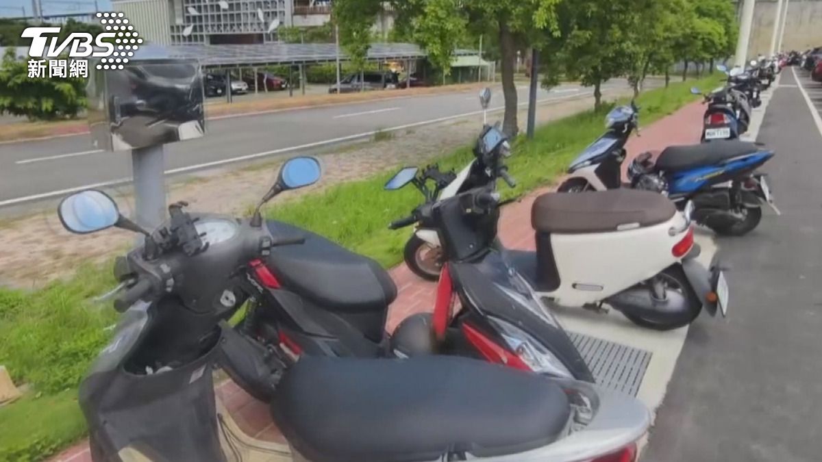 除了占用車道,更多機車是停放在人行道上。(圖/TVBS)