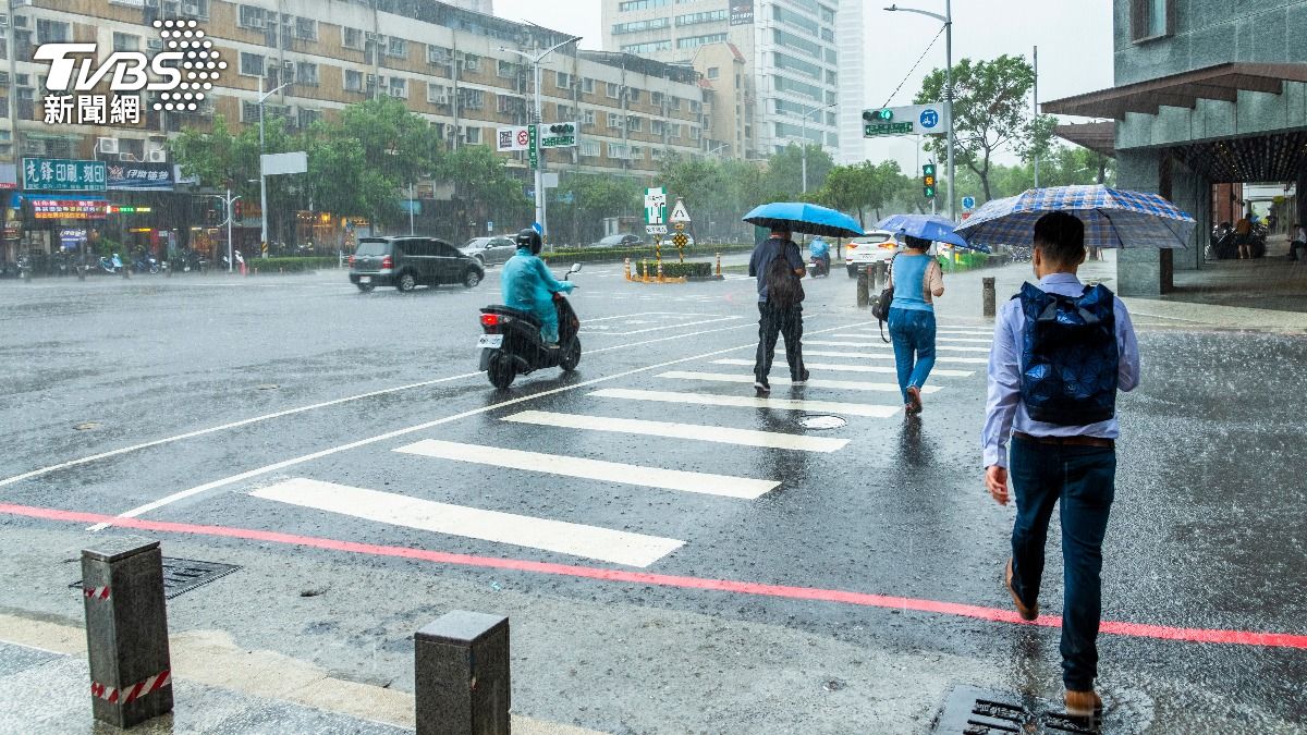 下雨天鞋襪濕透恐致病!醫:3步驟防腳疾 雙腳乾爽是關鍵