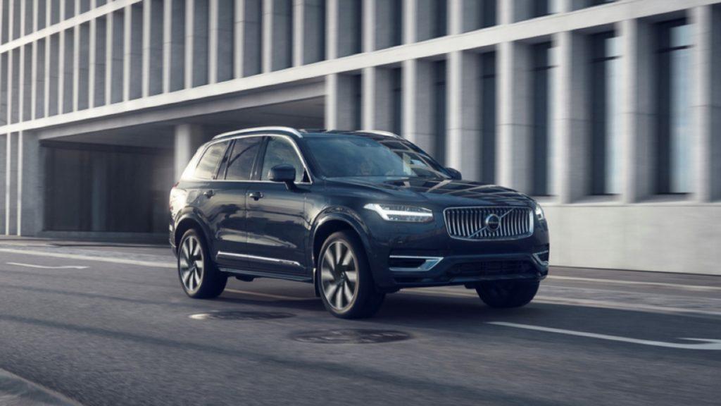 根據Volvo原廠調查指出,若車輛在特定情境下,例如持續下坡滑行達1分40秒以上,煞車控制模組可能因為軟體異常而失去作用,甚至導致煞車完全失靈。(圖/翻攝自Volvo)