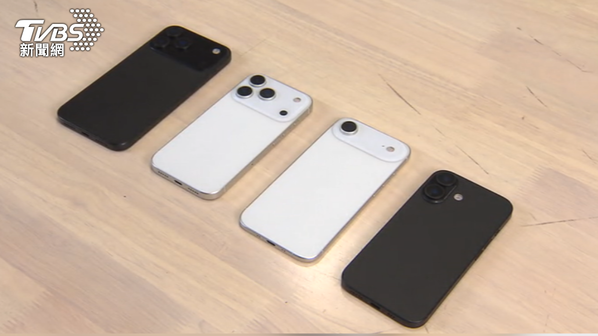 開箱iPhone17全系列模型機,重量和相機模組變革。(圖片來源/TVBS)