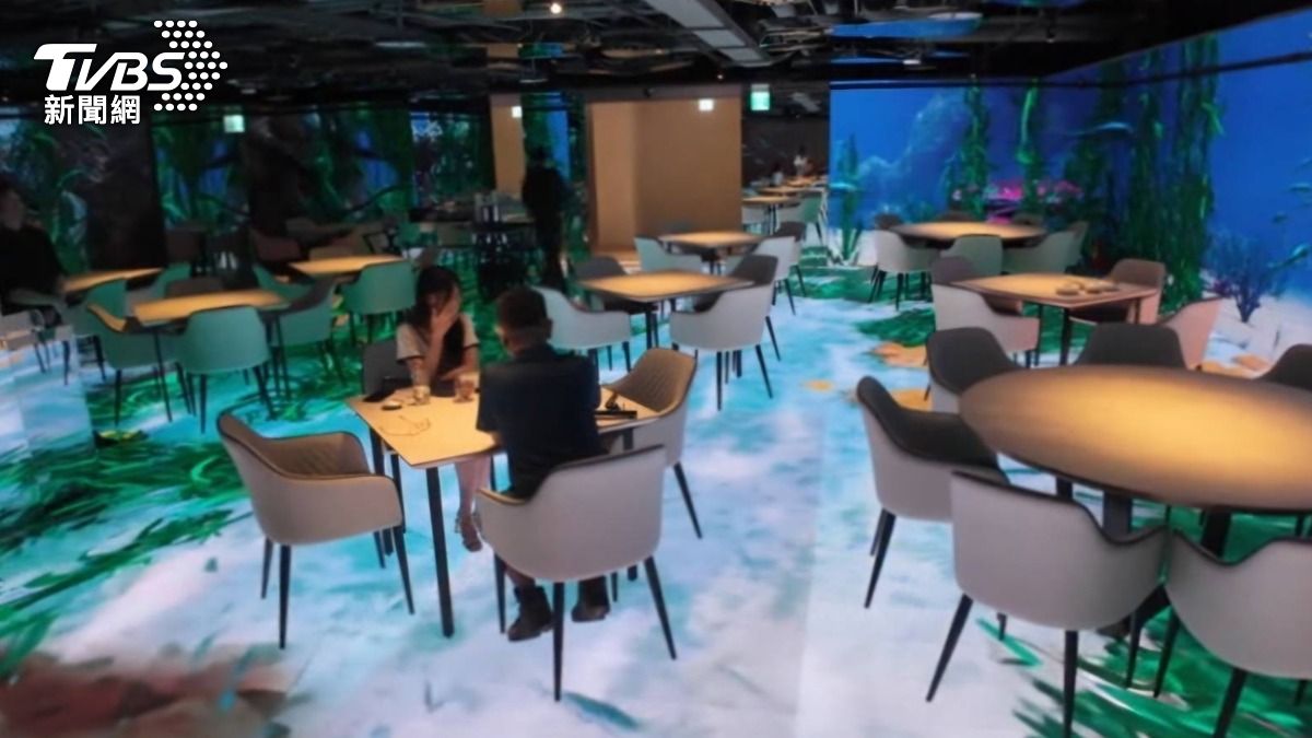有餐廳透過斥資破億的LED螢幕,讓饕客邊吃料理、旁邊還有夢幻魚群環繞。(圖片來源/TVBS)