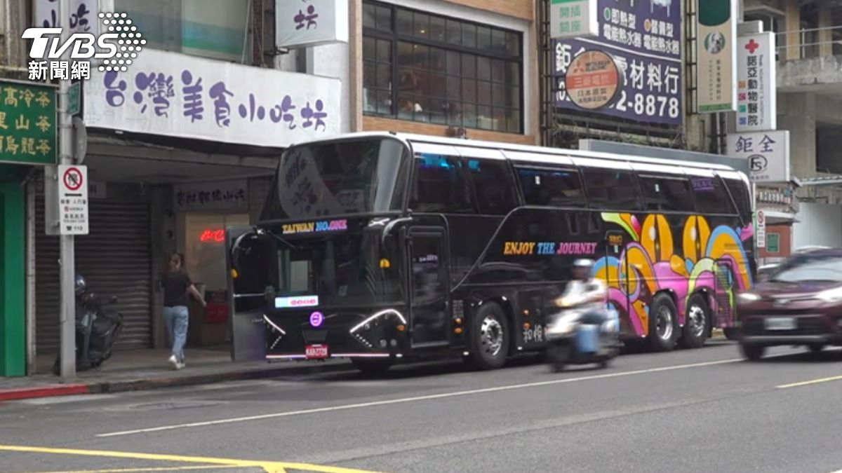 必比登推介鵝肉店把遊覽車開到門口給客人納涼。(圖片來源/TVBS)