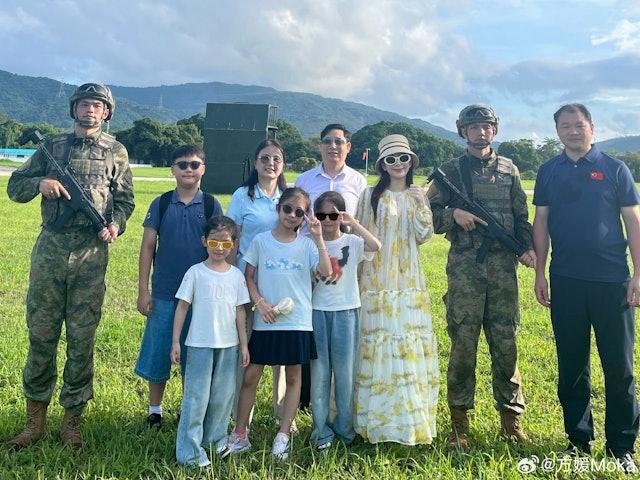 方媛帶小朋友們參觀了駐港空軍開放日活動。(圖/翻攝自微博@方媛Moka)
