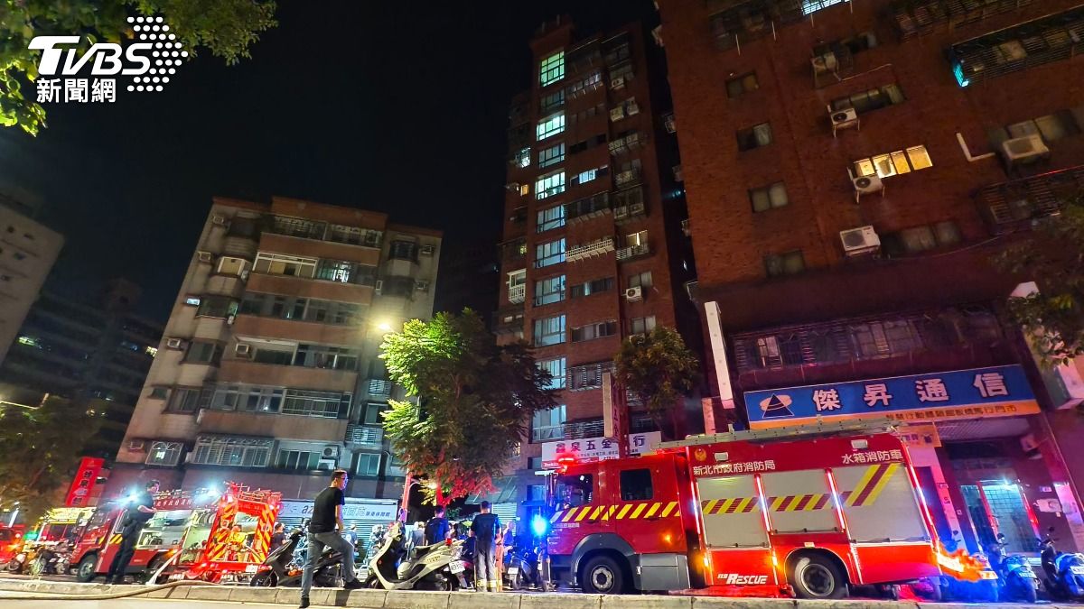 直擊隔壁大樓失火!「父拔水管、母拿滅火器、我用水槍」救鄰居