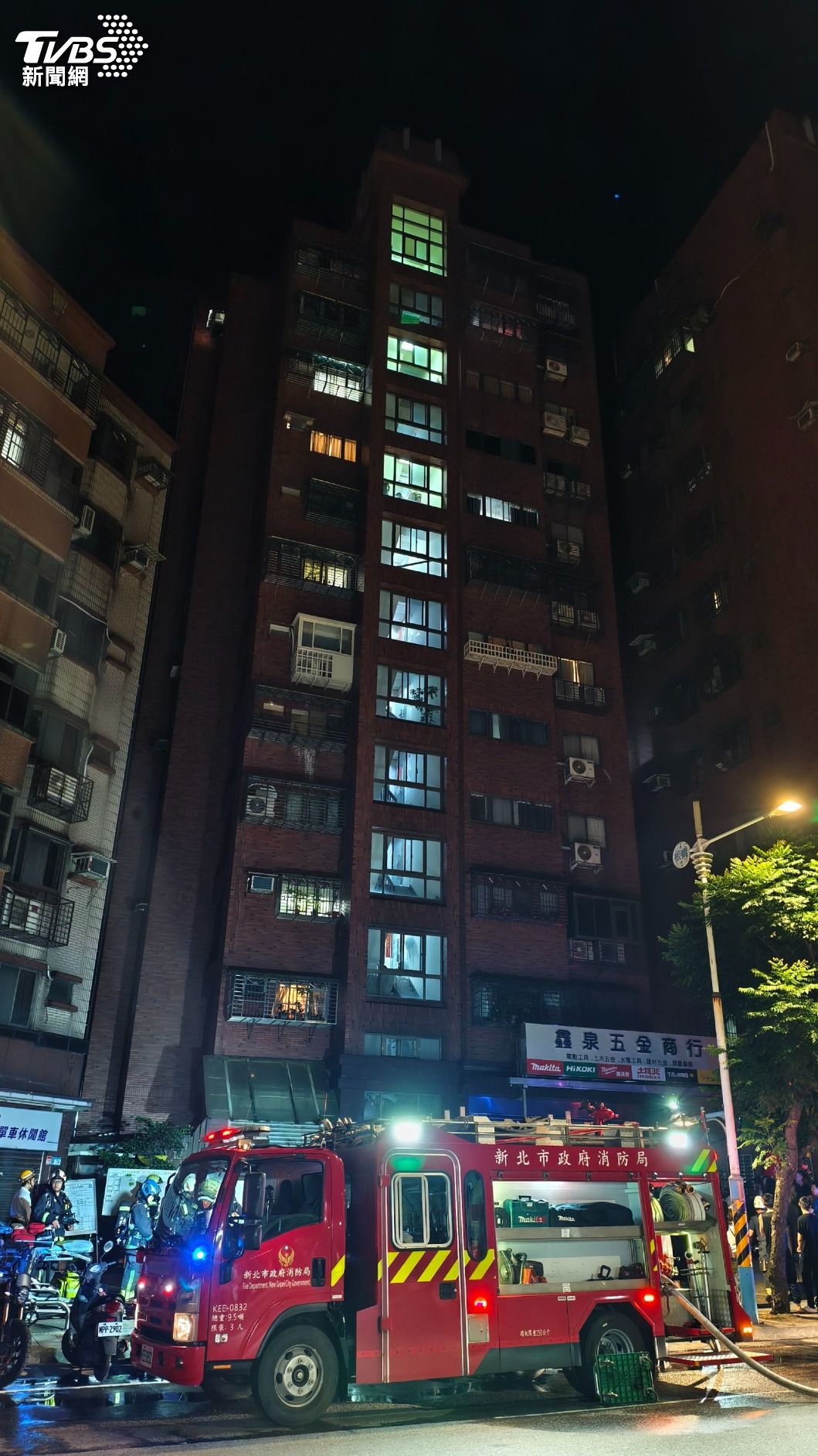 起火點位於9樓住戶後陽台,燃燒熱水器及堆放雜物。(圖/陳冠宇攝)