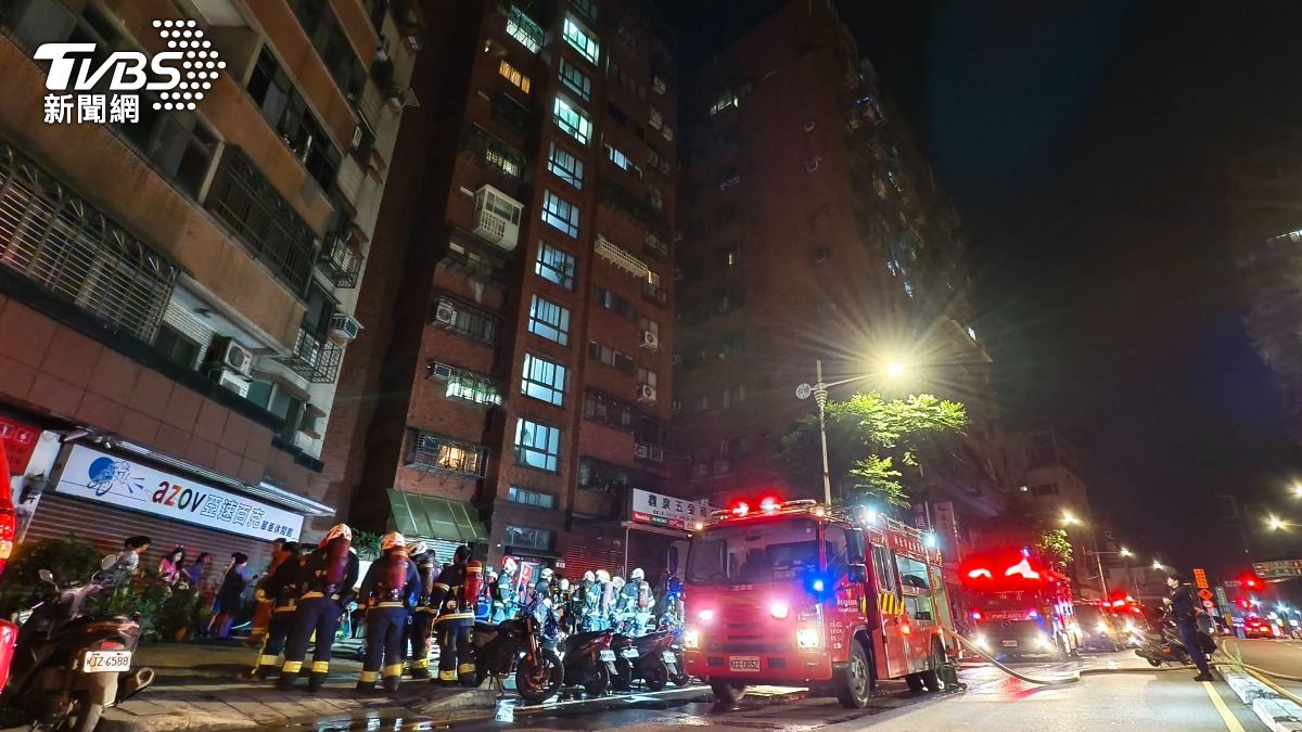 新北市消防局獲報後迅速派員到場搶救,火勢約於30分鐘內撲滅。(圖/陳冠宇攝)