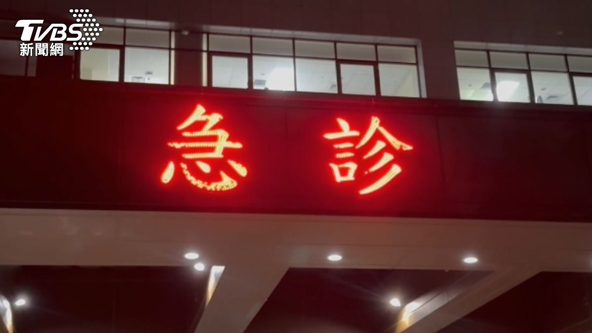 男子送往急診後已恢復心跳,不過情況仍不穩定。(圖/TVBS)