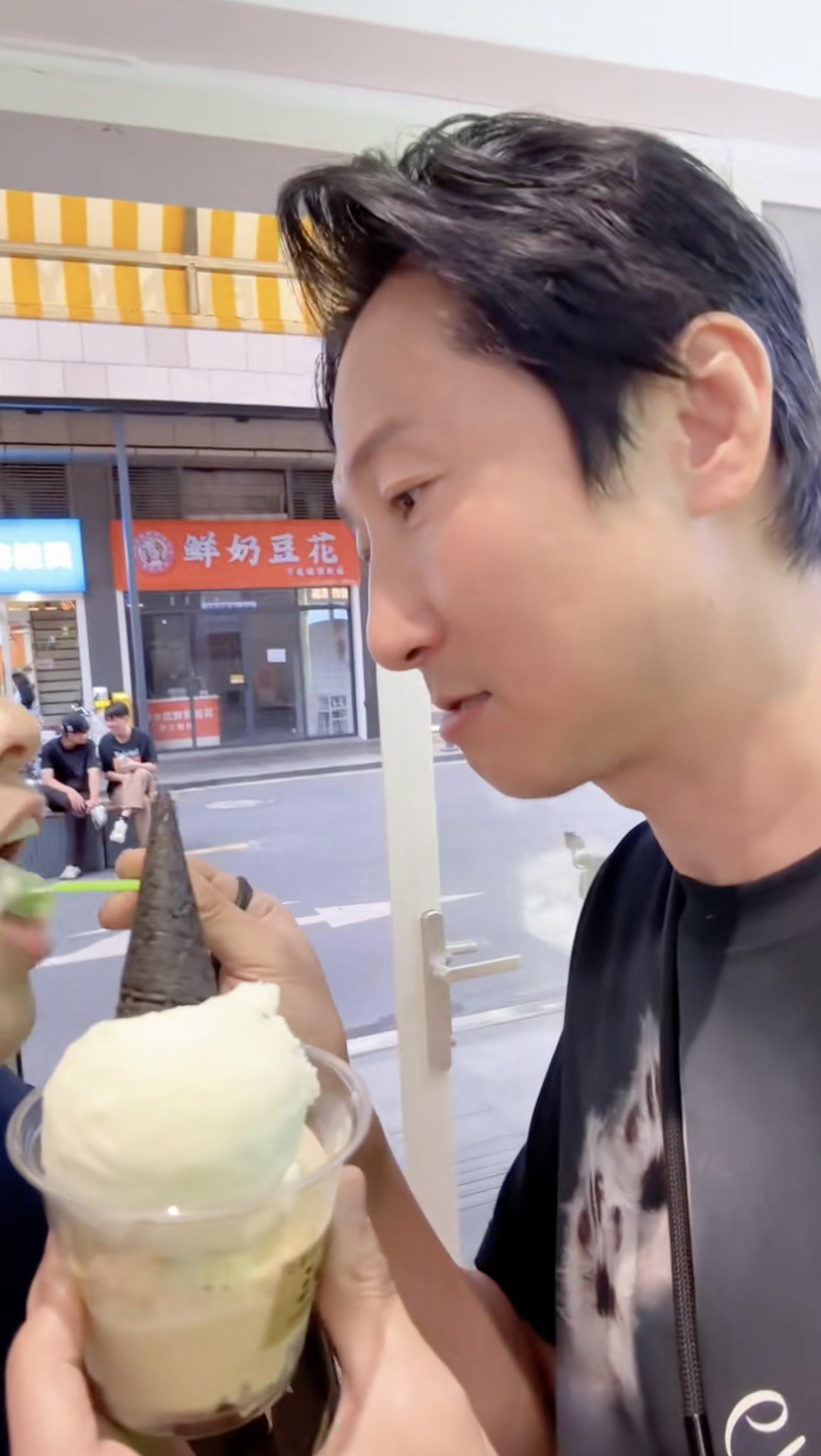 洪天明餵周家蔚吃開心果雪糕。(圖/翻攝自抖音)