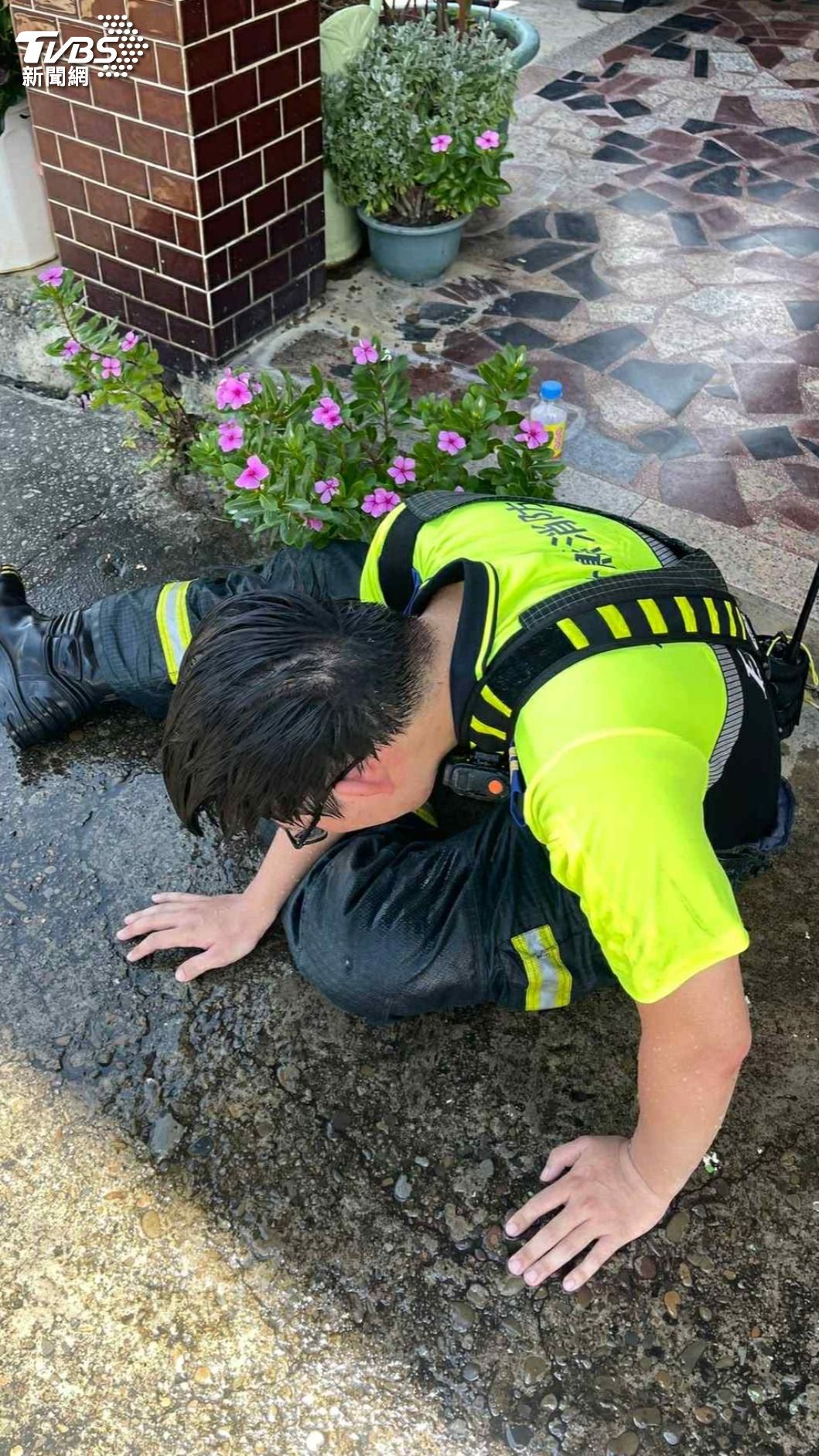 不只火在燒 高溫才是無聲殺手!竹北消防員中暑倒地(圖/新竹縣消防局提供)