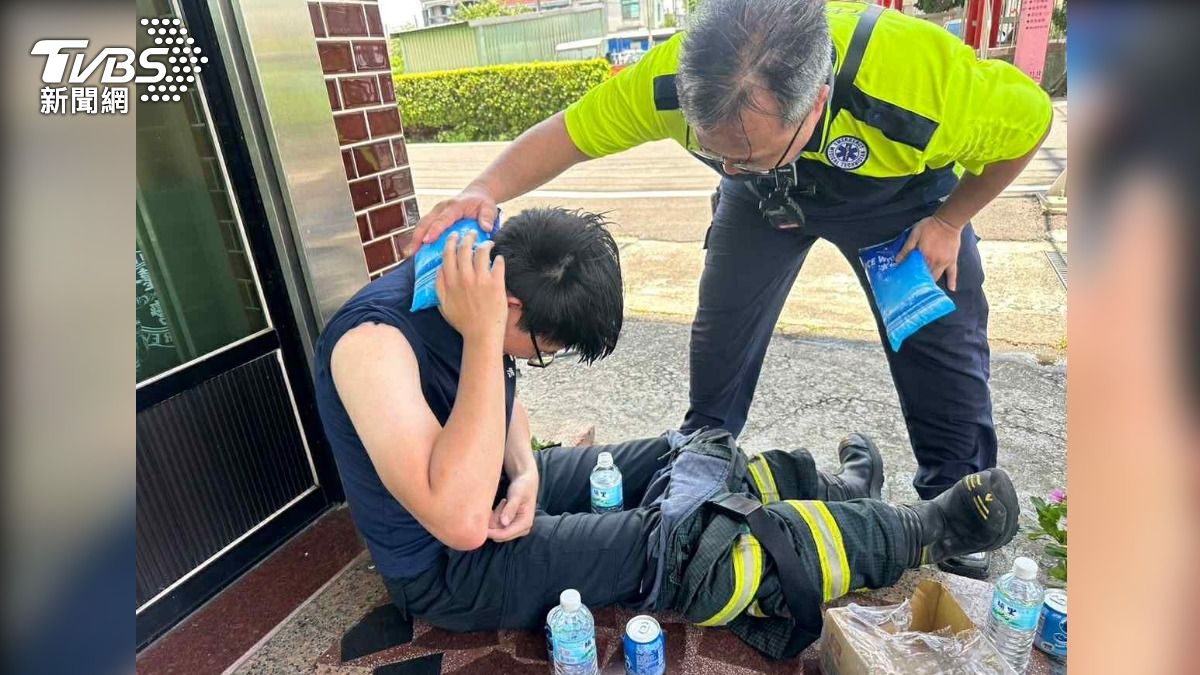 現場熱到爆!竹北火警烈焰狂燒,消防員撐不住狂灌水。(圖/新竹縣消防局提供)