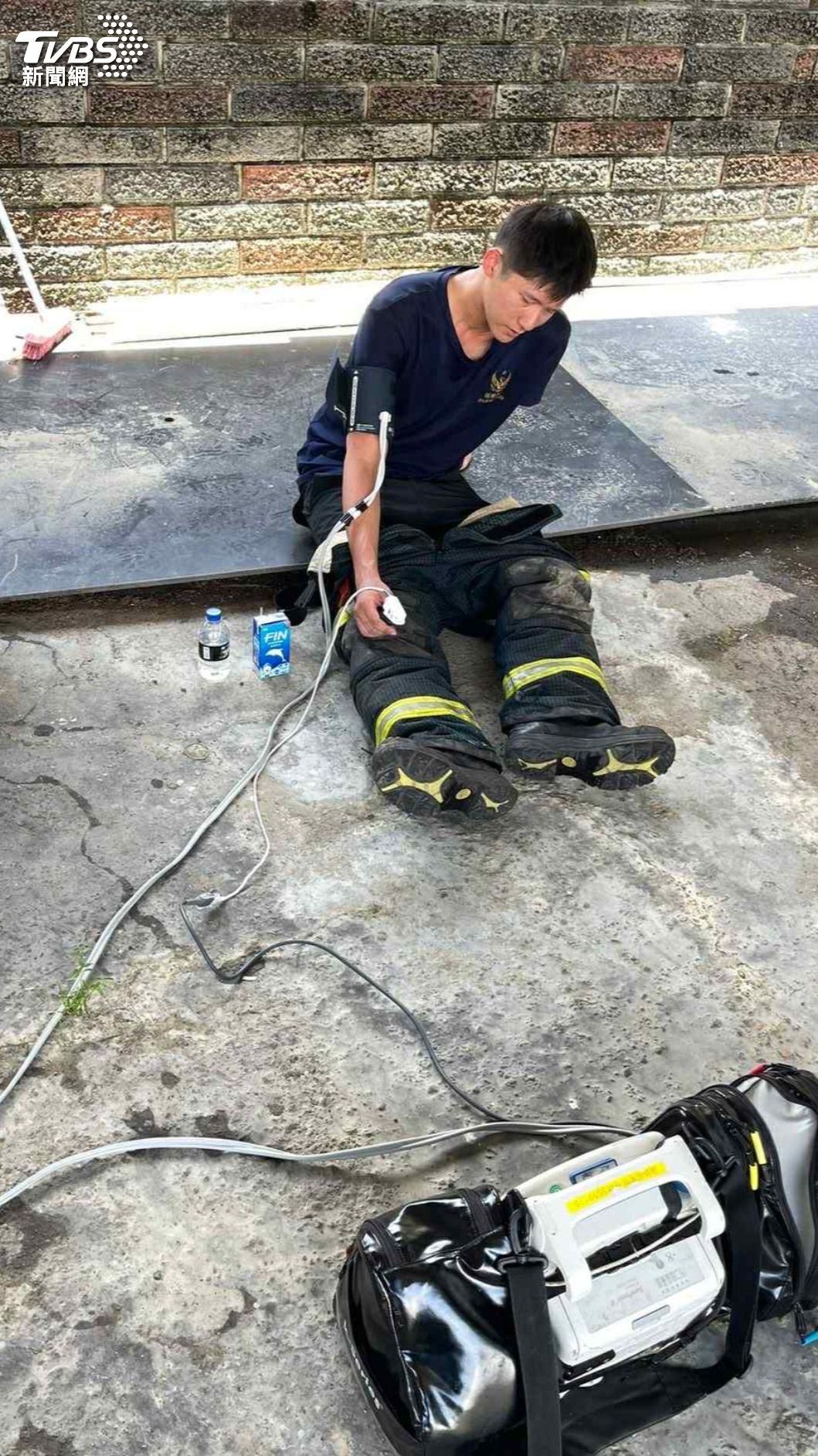 竹北烤漆廠烈焰沖天,消防員高溫救火中暑(圖/新竹縣消防局提供)