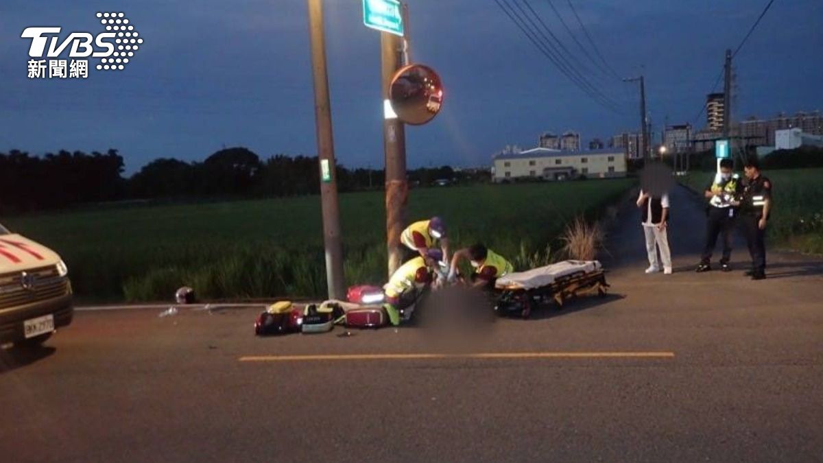 17歲高中生無照騎機車載同學!為超車自撞電線桿 傷重雙亡
