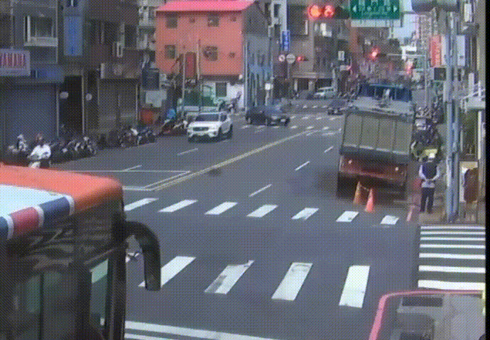 砂石車翻覆瞬間曝光。(圖/TVBS)
