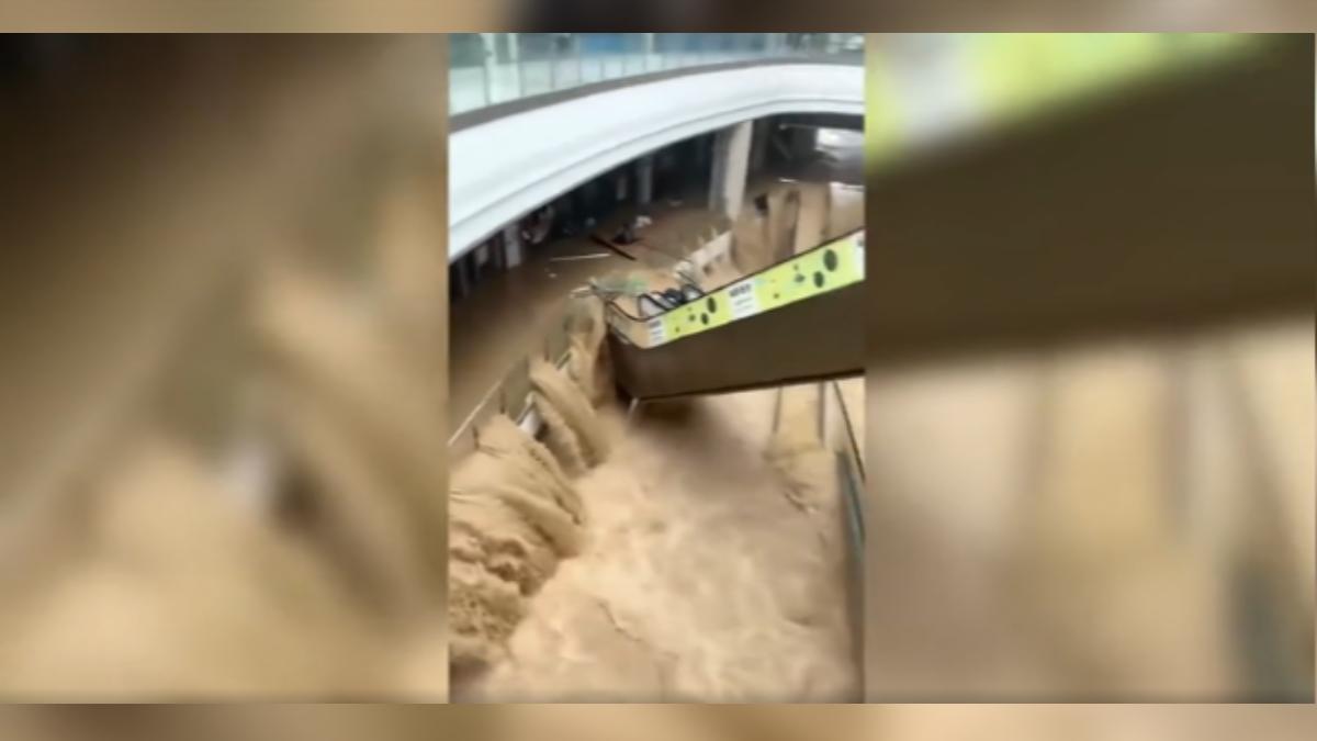 貴州榕江最大商場被淹成滯洪池,地下一樓的超市全部淹沒,畫面怵目驚心。(圖/網路)