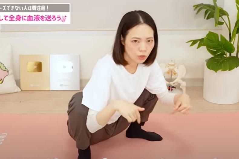 有位媽媽曾靠每天飯後乞丐蹲+飲食控制,三個月從70kg瘦到55kg。(圖/翻攝自YT@あい先生 |リンパ師)