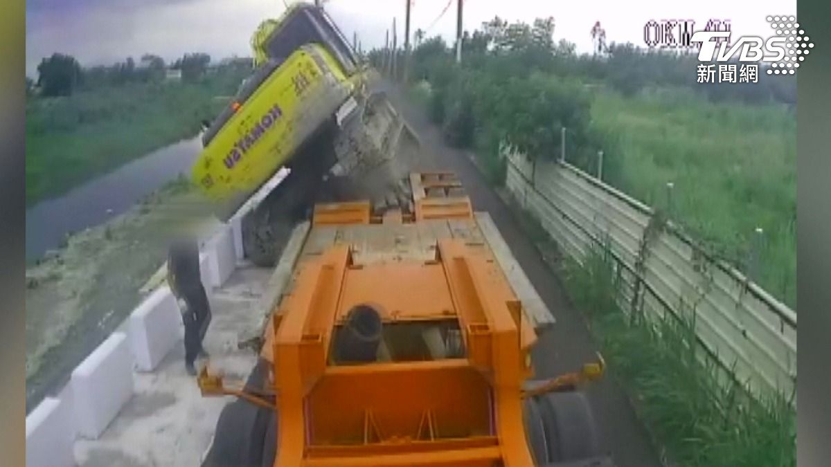 怪手翻覆壓死駕駛!從拖板車翻落「偏離軌道」 同事目睹全程傻眼(圖/民眾提供)