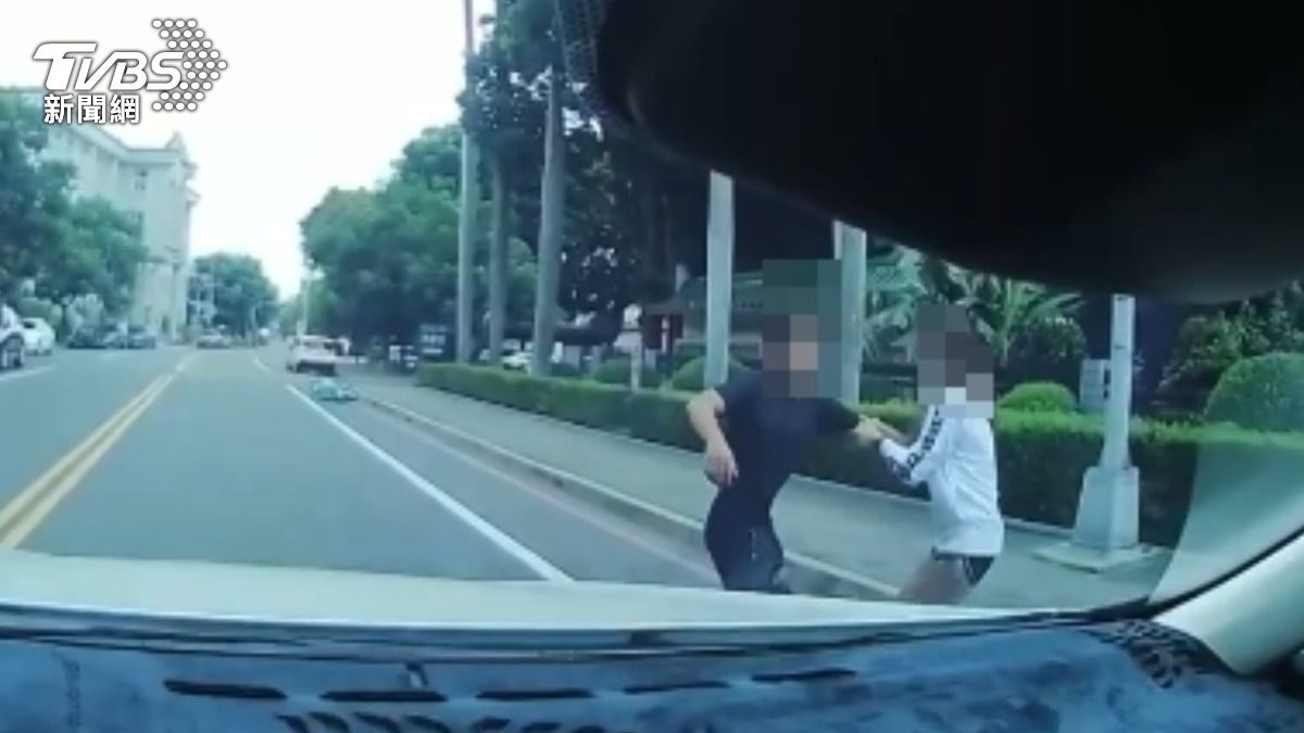 情侶吵架!男攔路過車拍引擎蓋喊「來撞我」遭女友拉走
