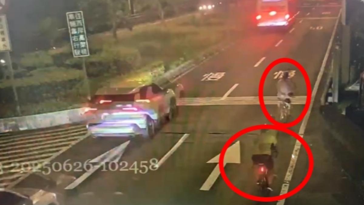 誇張!5輛自行車集體闖入「高速公路」