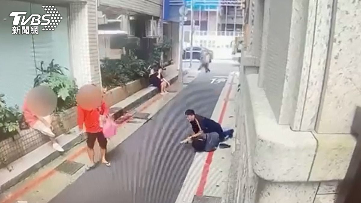 副所長獨自逮捕馬來西亞籍車手。(圖/TVBS)