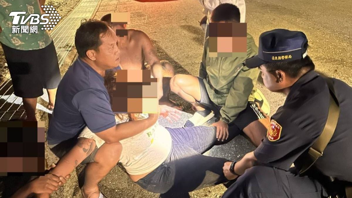 穿著藍色上衣與短褲男子為曾姓員警。（圖／TVBS）