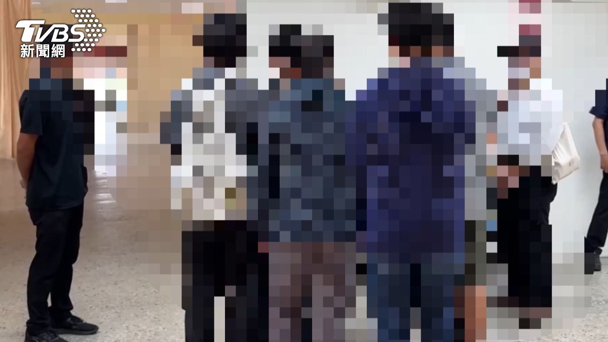 檢方進行相驗,父母與同學相擁痛哭。(圖/TVBS)