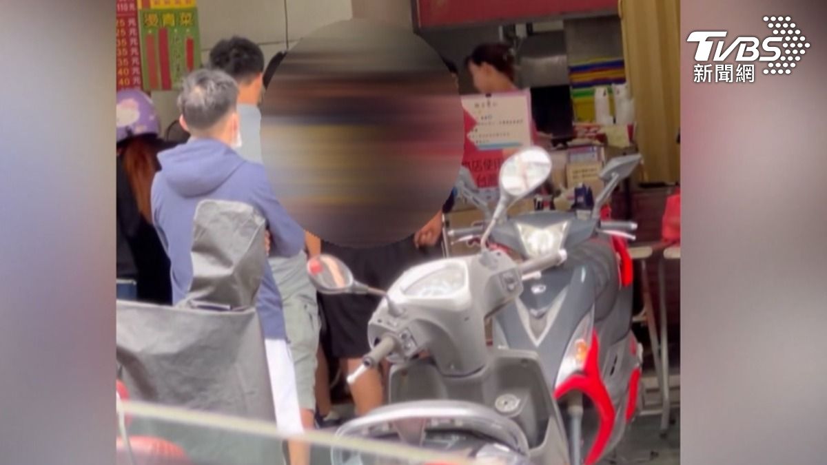 怒男不排隊砸東西！高雄一甲子魯肉飯名店遭踹桌椅。（圖／threads@kh.4.30已授權）