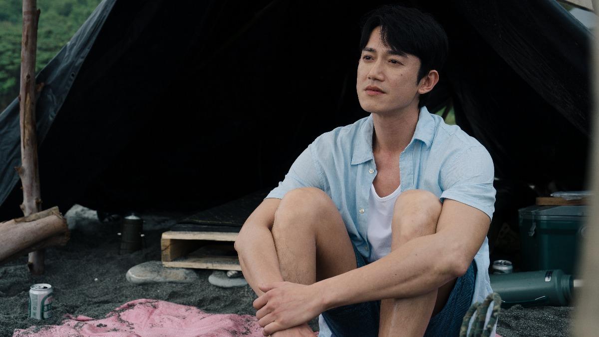《親密之海》吳慷仁守護李銘順多年。(圖/CATCHPLAY+提供)