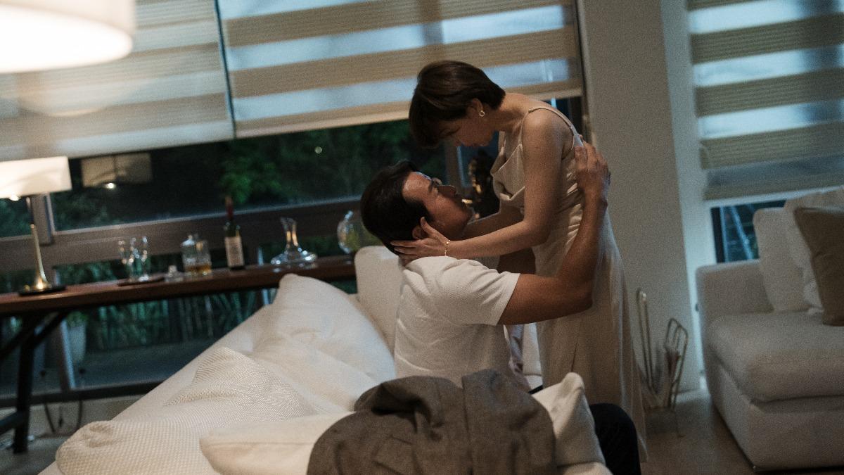 《親密之海》李銘順(左)糾纏于子育。(圖/CATCHPLAY+提供)