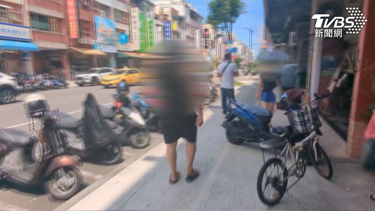 情緒喜怒無常的男子經常出沒在，高雄巨蛋商圈裕誠路上(圖／TVBS）