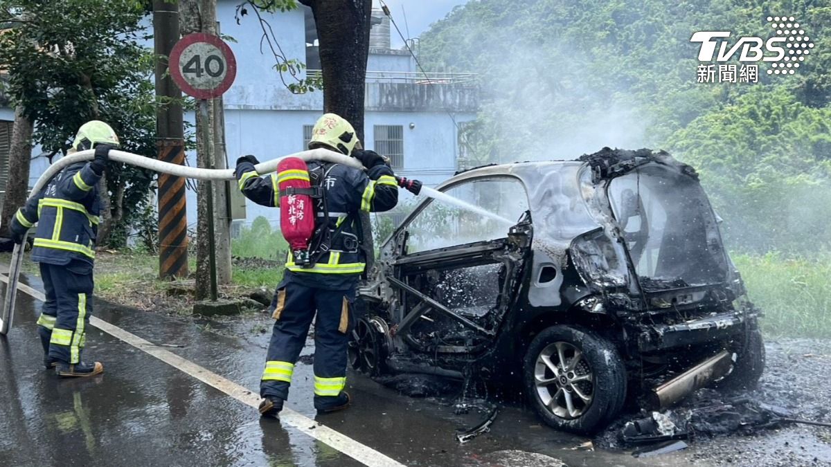 新北市石碇區今（26）日發生一起火燒車。（圖／TVBS）