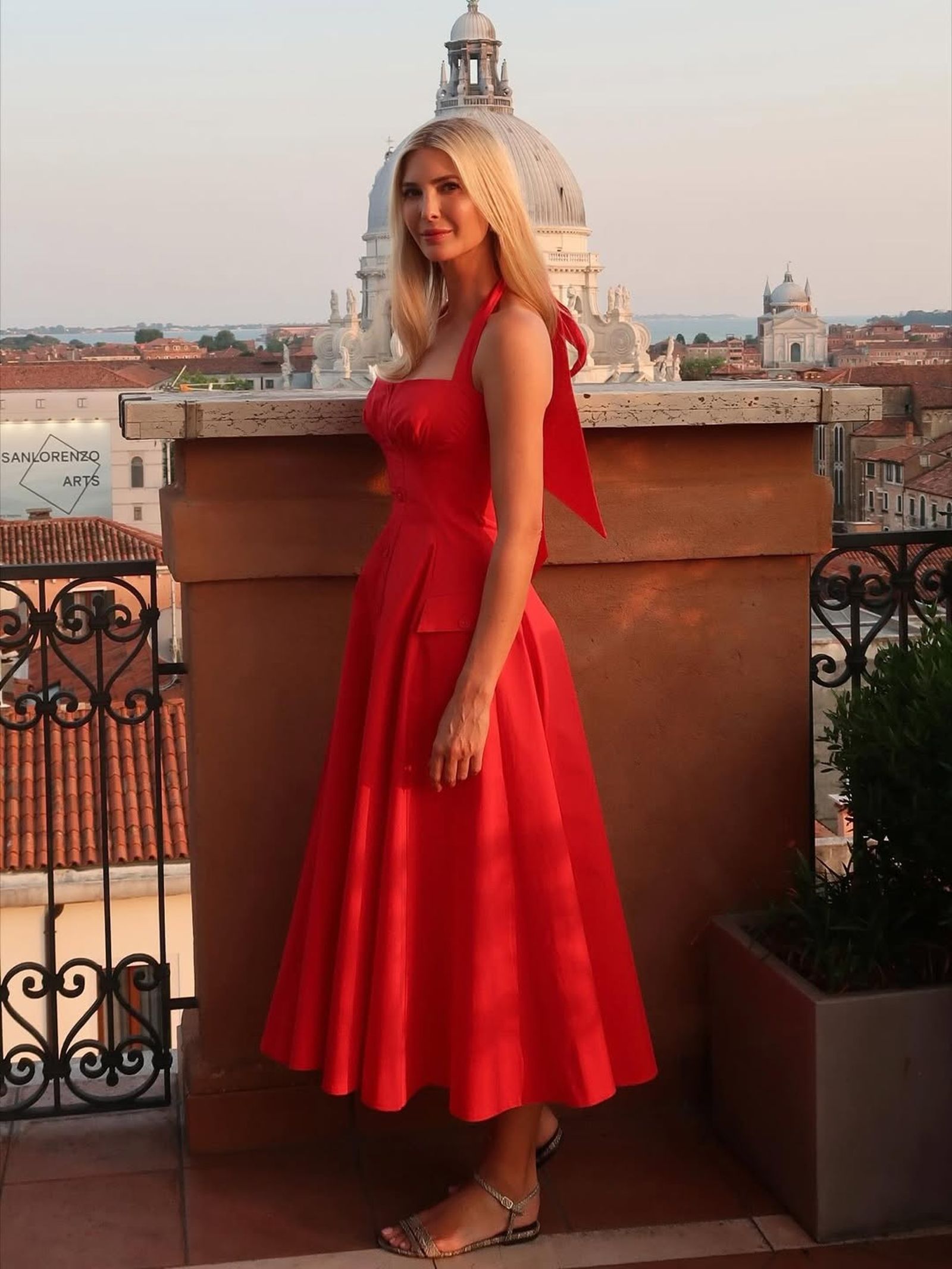 伊凡卡穿一身紅洋裝,風情萬種。(翻攝ivankatrump IG)
