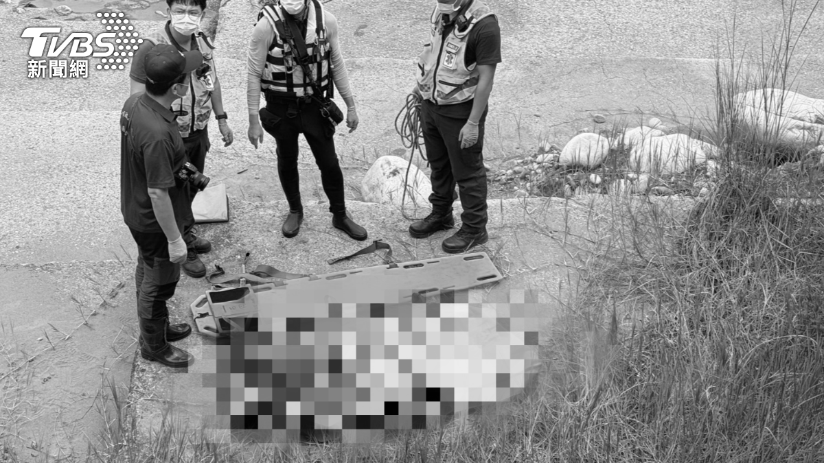 女子打撈上岸後，已明顯死亡。（圖／TVBS）
