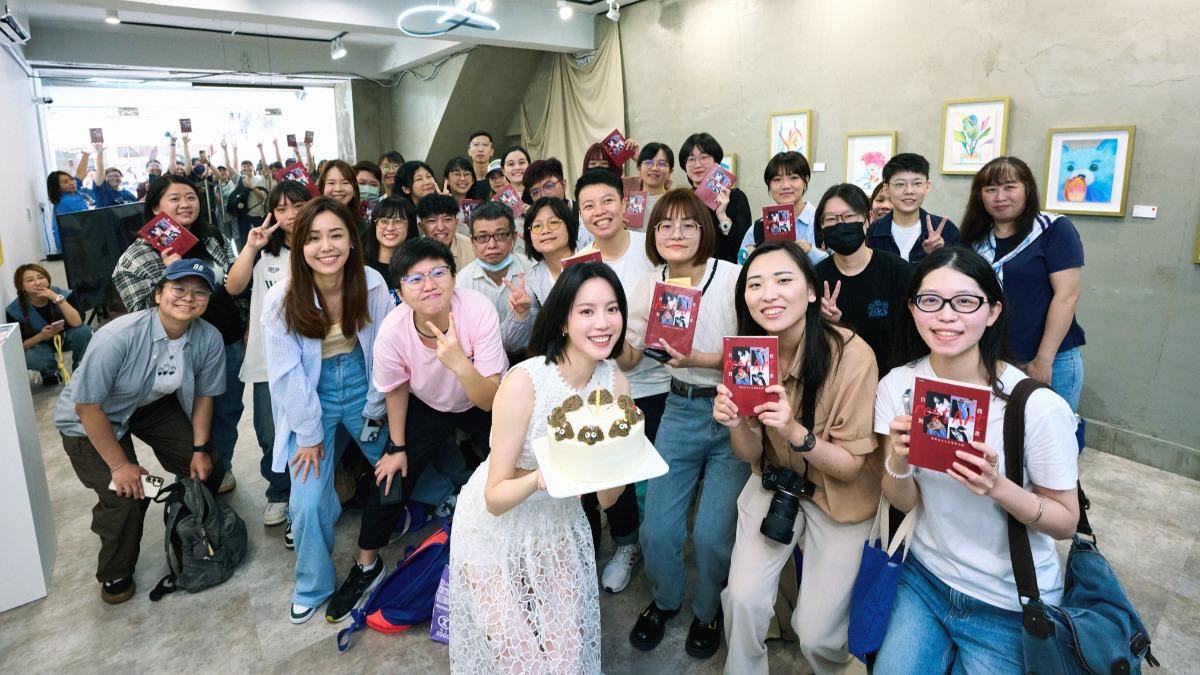 程予希台北簽書會與粉絲一起過生日。(圖/星星相藝提供)
