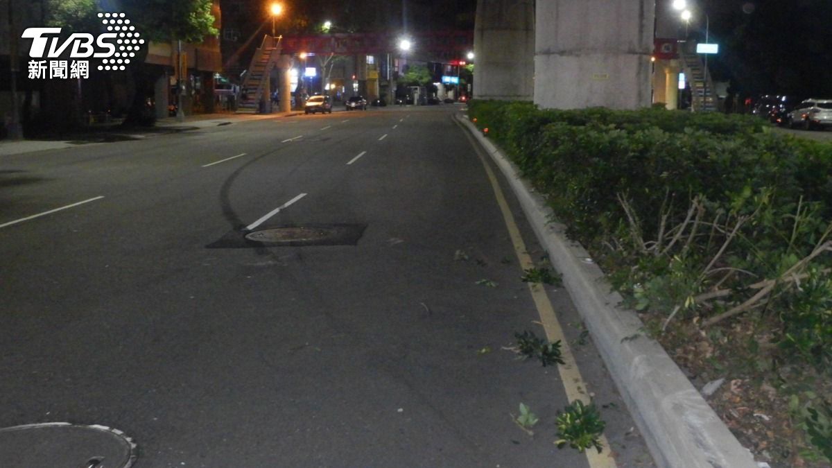地上留下深刻的煞車痕。（圖／TVBS）