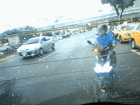 好在巡邏的警車行車紀錄器，拍下徐男掉錢的關鍵畫面。（圖／TVBS）