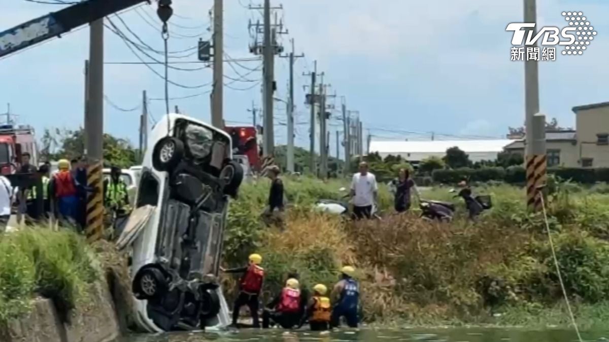 白色轎車不明原因衝入魚塭。（圖／TVBS）