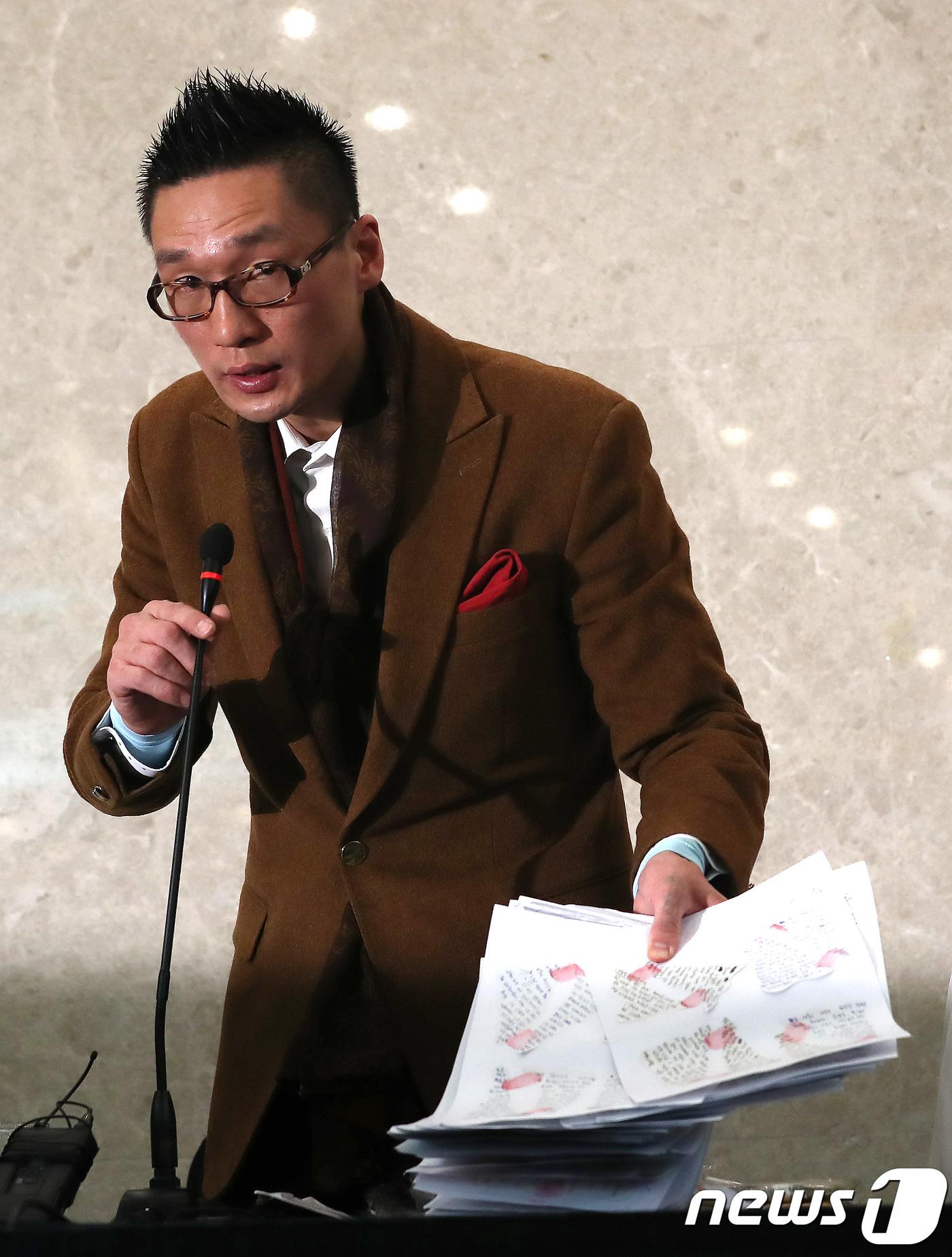 田埈柱當年記者會上出示張紫妍信件的「正本」。（圖／news1提供）
