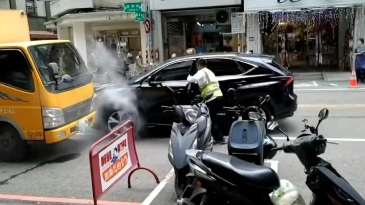 休旅車撞工程車狂踩油門燒胎!驚見駕駛是「假牙掉嘴外的阿公」