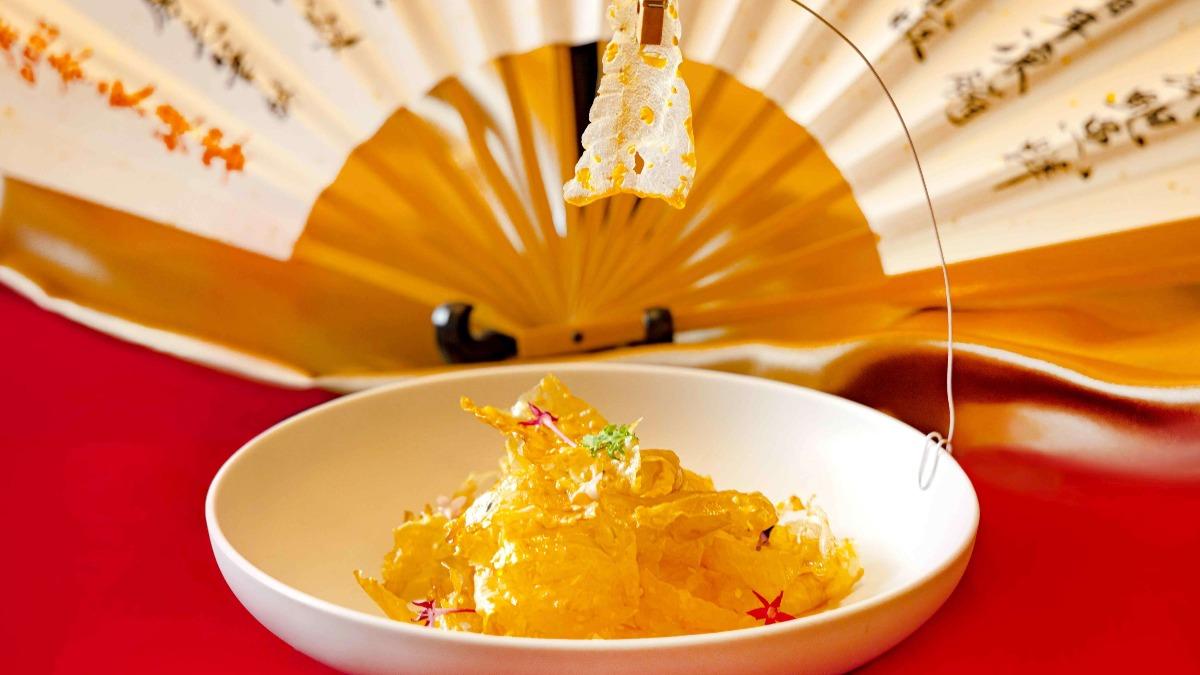 前菜「燈影魚片」片薄如紙。(圖/業者提供)