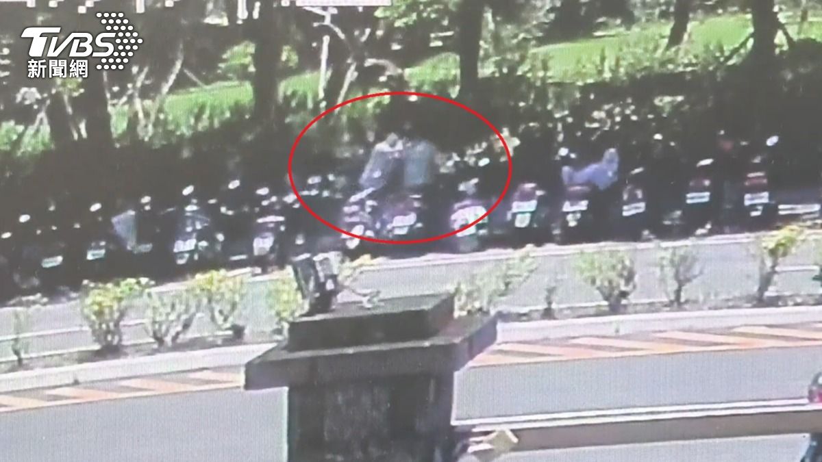 擦肩碰撞就開打!花蓮男街頭狂毆 揮樹枝攻擊警遭壓制
