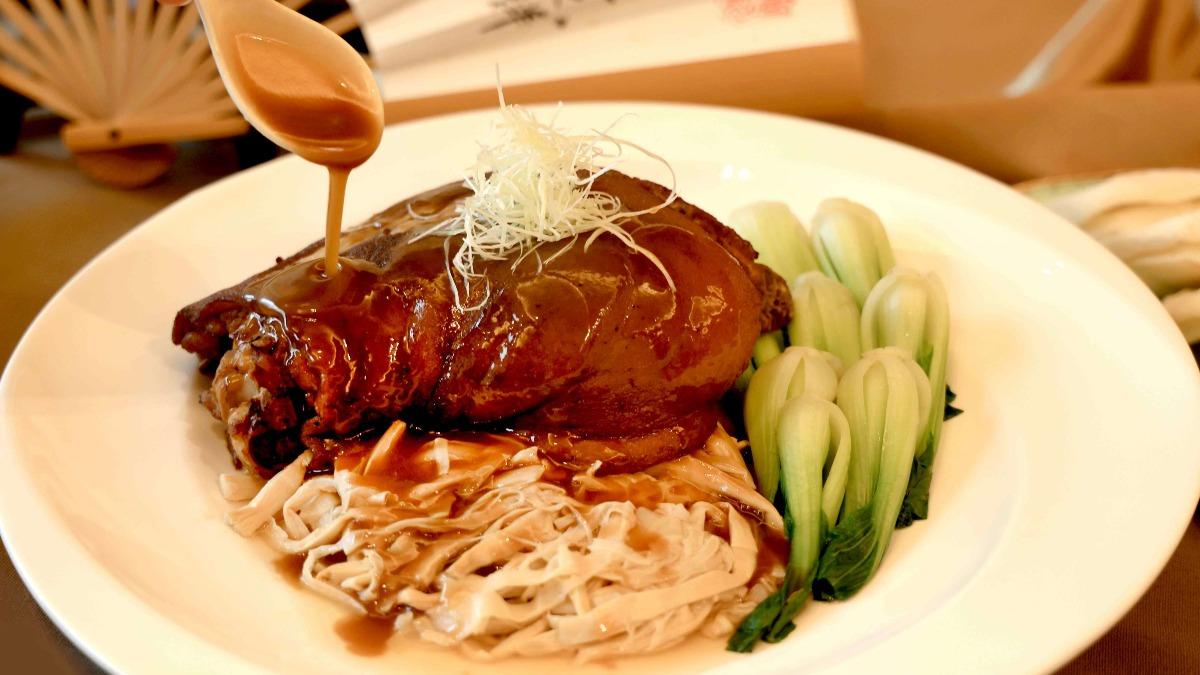 「東坡肉」則以川味詮釋肘子部位。(圖/業者提供)